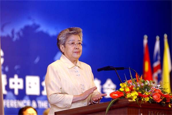 这个爱写小说的中国建筑师获得了建筑界最高奖